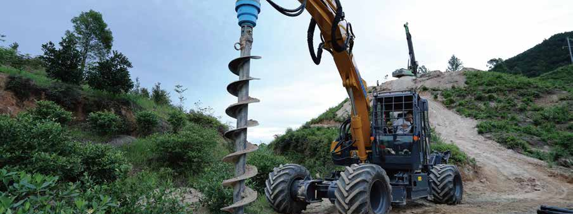 Excavator hitch connectors